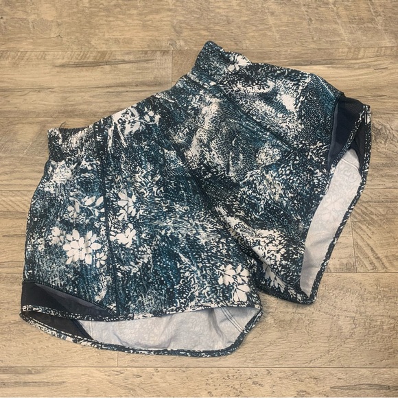 Lululemon Hotty Hot Shorts ll Tall Wildwood White Multi Teal - Picture 10 of 10